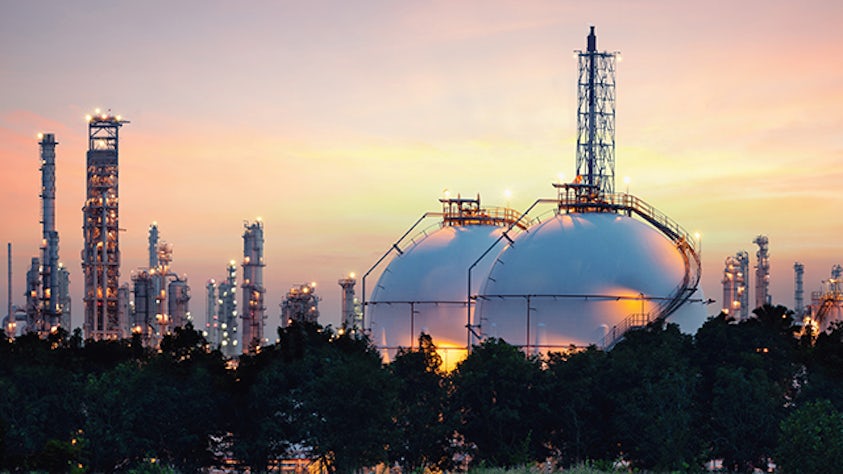 Rafineria ropy naftowej o zmierzchu, będąca przykładem przemysłowego zakładu przetwórstwa chemicznego.