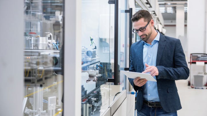 태블릿을 들고 있는 남자