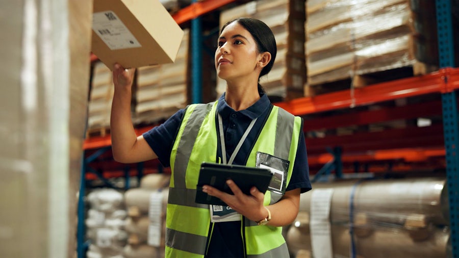 TU Graz uses Plant Simulation and Simcenter HEEDS to help parcel hubs enhance efficiency and worker productivity