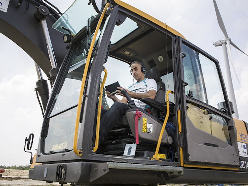 A Siemens field engineer performs noise and vibration testing on an excavator in collaboration with the VDAB competence center.