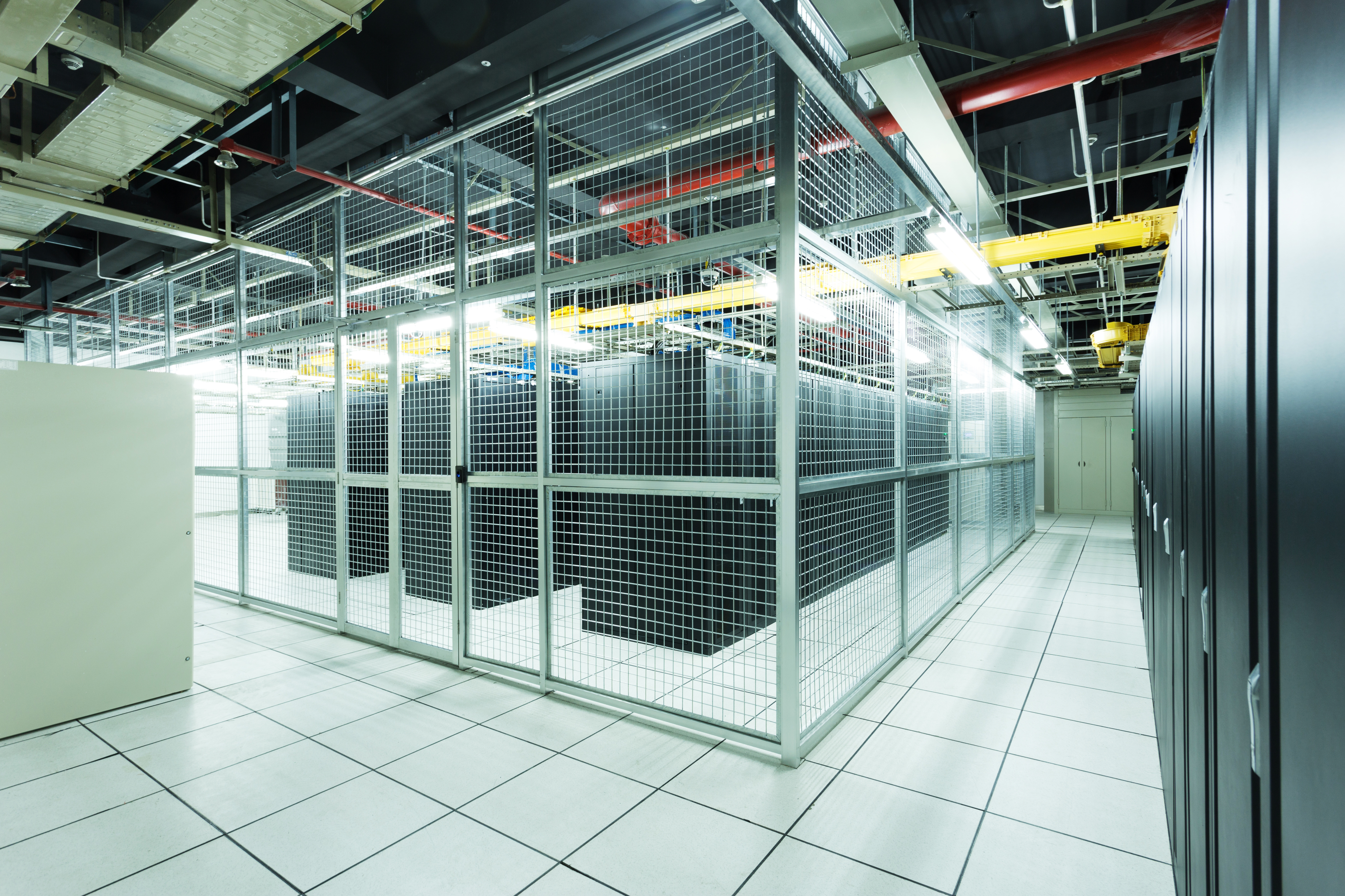 Industrielt anlæg interiør med moderne infrastruktur og datastyringssystemer.