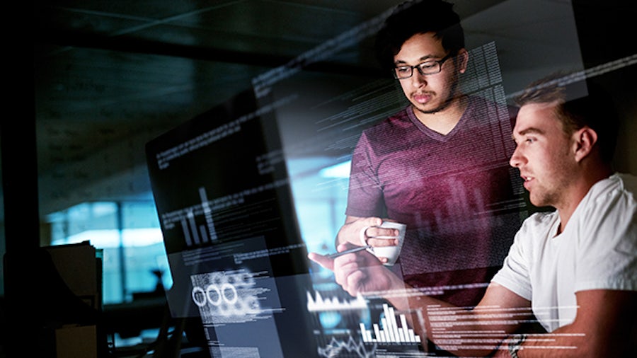 Гибкая разработка программного обеспечения на примере двух людей, взаимодействующих друг с другом в офисе посредством программного обеспечения для управления жизненным циклом приложений