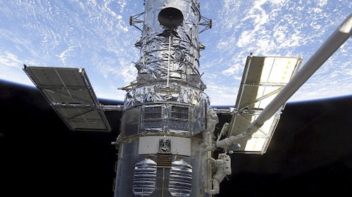 Zwei Astronauten in einem Raumfahrtsystem im Orbit Satellitenqualifikationstests minimieren kostspielige und riskante Reparaturen im Orbit.