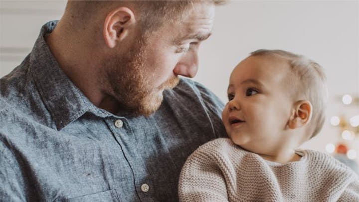 男人抱着一个婴儿。
