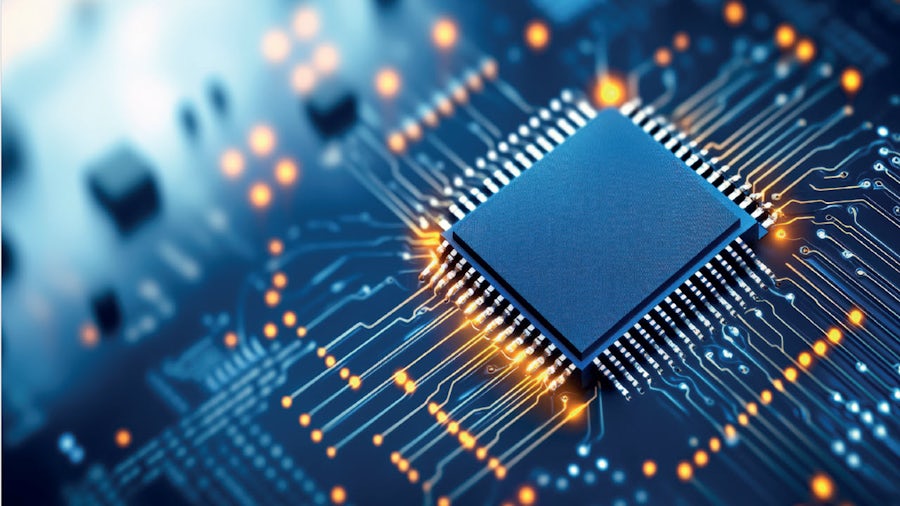 Zwei Ingenieure in der Elektronikfertigung diskutieren über die automatisierte Angebotserstellung mithilfe des BOM Connectors