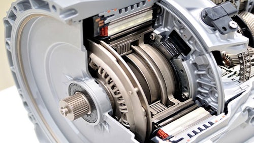 La vista transversal de una transmisión automática muestra que el componente del embrague de convertidor es el responsable del tirón del mismo.