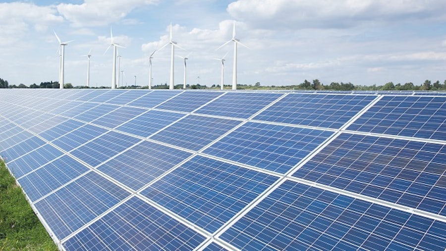 Solarmodule und Windkraftanlagen auf der grünen Wiese