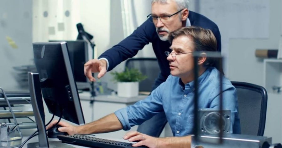 Scopri i pro e i contro dello sviluppo in-house e dell'acquisto di un sistema COTS per lo sviluppo dei sistemi elettrici ed elettronici