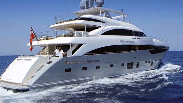 Pár na palubě jachty společnosti Princess Yachts v oceánu