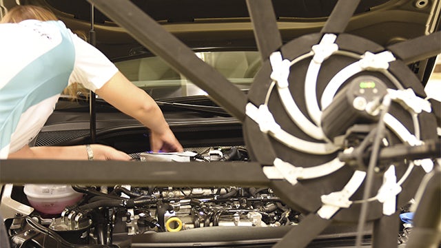 Ingeniero que utiliza la Simcenter Sound Camera para localizar fuentes de sonido.