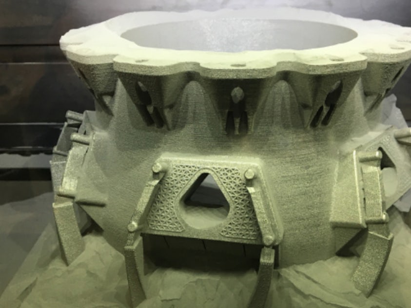 3D vytištěný díl čekající na odstranění prášku.