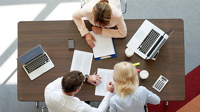 People around a table using the Simcenter Webapp Server