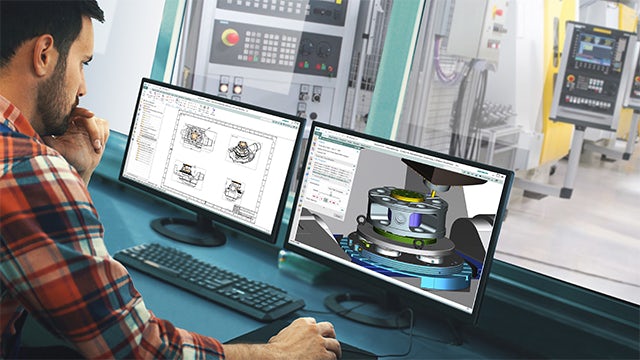 Programista NC używający oprogramowania NX CAM na komputerze z aplikacją CAM otwartą na jednym i rysunkiem konfiguracji maszyny wyświetlanym na drugim monitorze.
