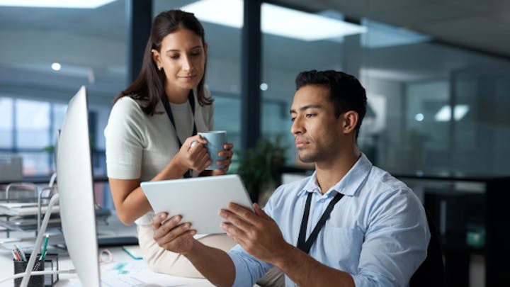 タブレットで一緒に作業する2人。