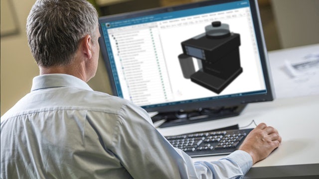 Mann bei der Arbeit an einem Computer.