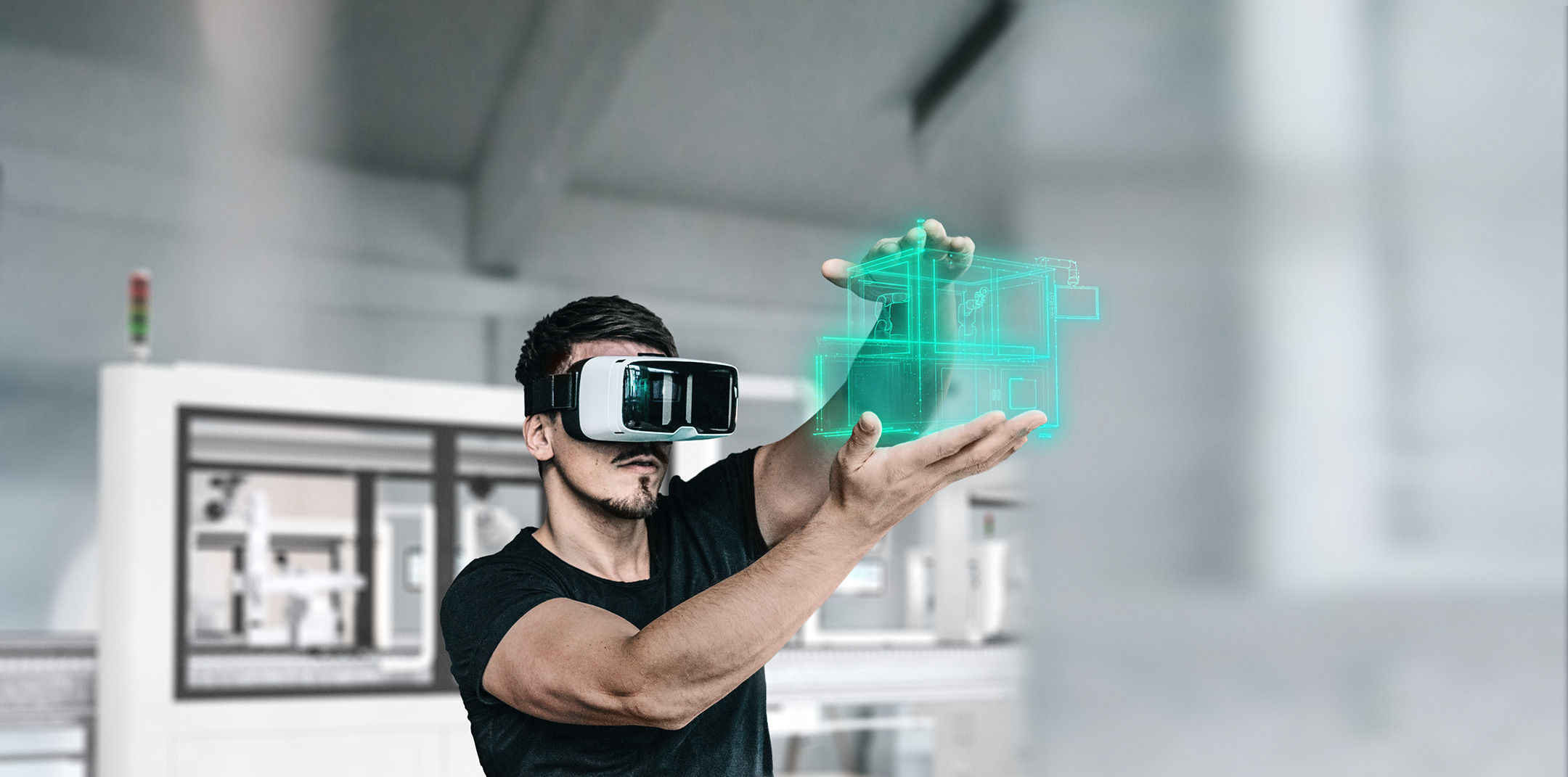 muž, ktorý nosí náhlavnú súpravu virtuálnej reality (VR) pri interakcii so žiariacim zeleným 3D digitálnym holografickým modelom.