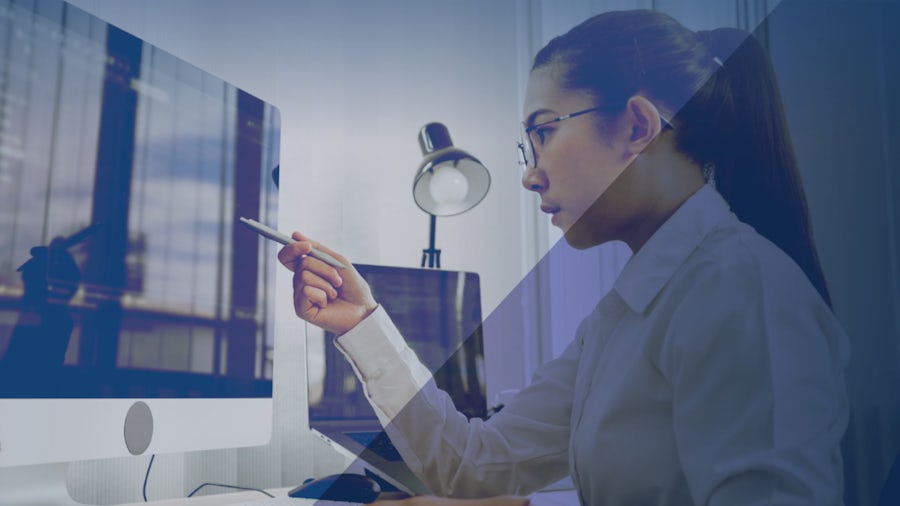 Un ingegnere esamina i dati di progettazione dei prodotti sul suo computer.