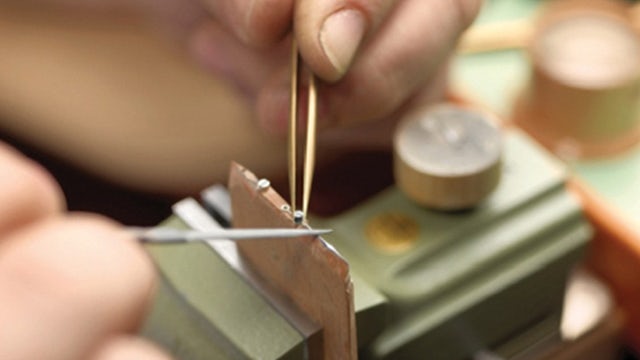 Manual finishing of the watch hands of the Benu watch.