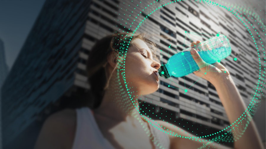 Une joggeuse boit une boisson énergétique bleue après avoir couru