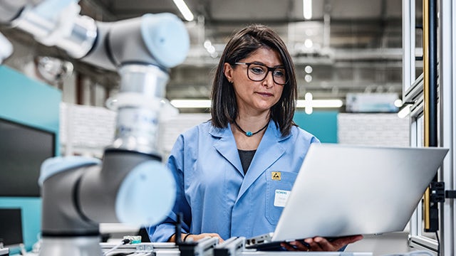 Frau bei der Arbeit an einem Computer.