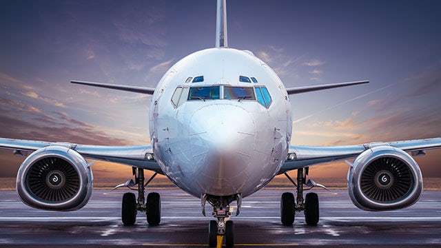 Pohled zepředu na osobní proudové letadlo Boeing 737