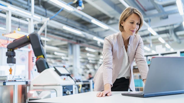 コンピューターで作業する女性。