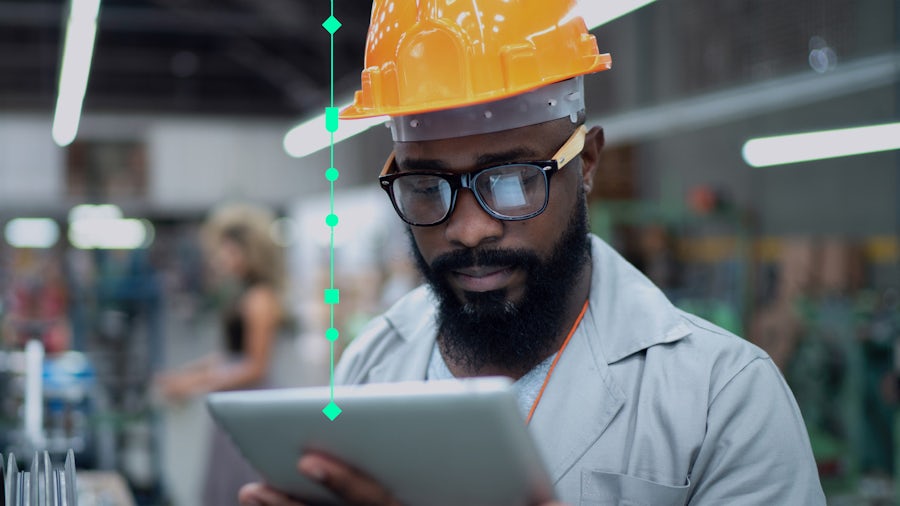 Un ingeniero de servicio observa el software de gestión del ciclo de vida del servicio Teamcenter en su tablet.