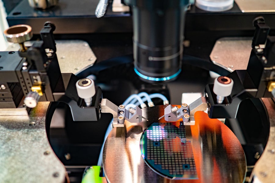 robot working on wafer disc