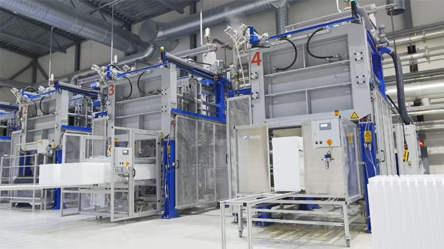 Velké stroje v závodě společnosti Kurtz