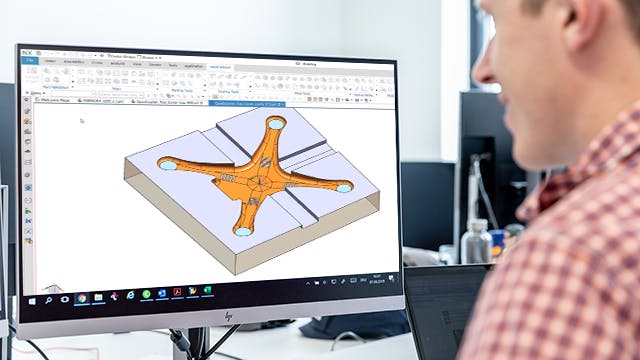 Mann, der an einem Computer mit Konstruktionssoftware arbeitet.