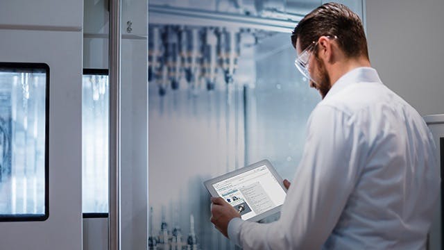 Mann bei der Arbeit an einem Tablet.