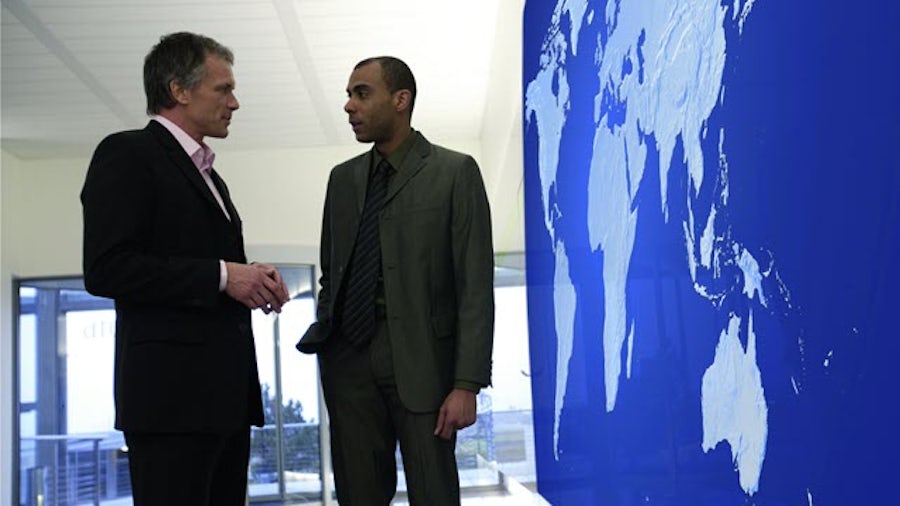 Illustration of four test scenarios used to analyze and record the impact of using set_port_attribute commands to specify driver/receiver supplies or related power/ground/bias pins