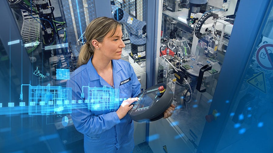 Technik výrobce strojů používá technologii digitálního dvojčete pro virtuální přejímací zkoušky.
