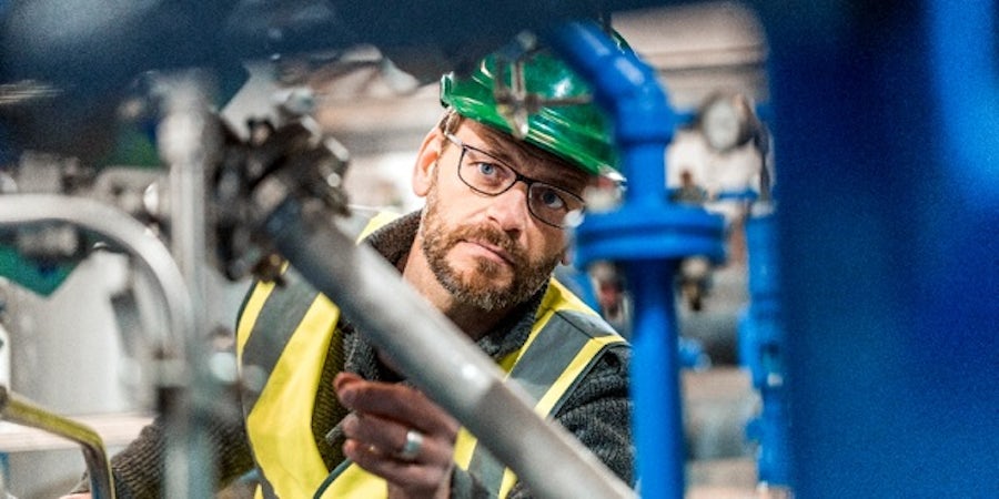 Ingegnere di produzione che controlla le macchine in una fabbrica