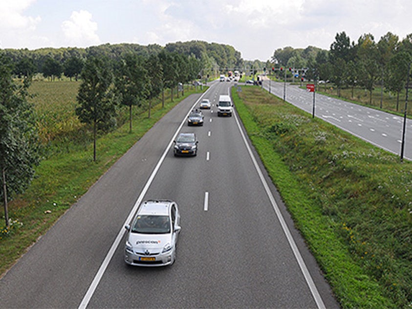 Vehículos circulando por una autopista