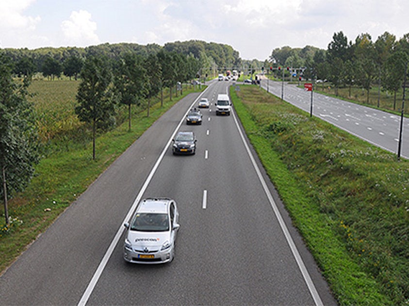 在高速公路上行驶的汽车