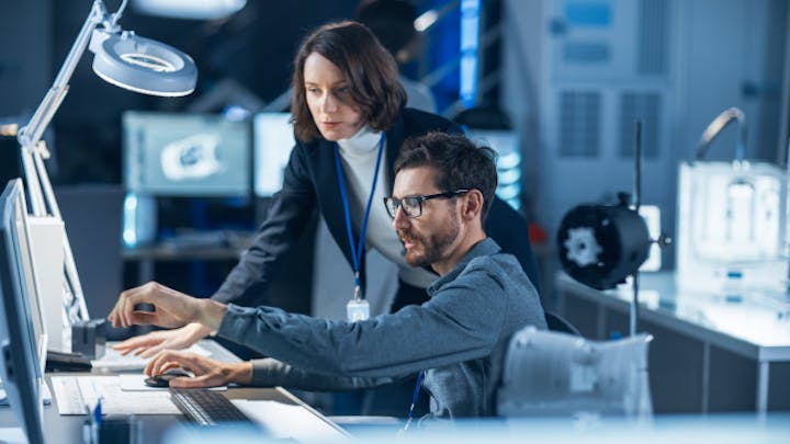 컴퓨터로 작업을 하고 있는 두 사람