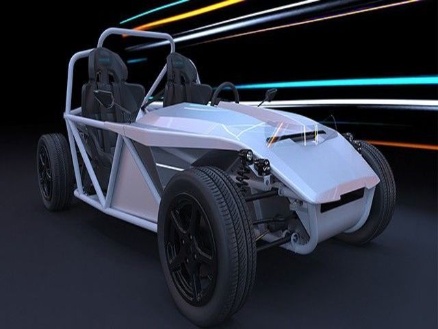 Vista lateral de un vehículo eRod en un espacio oscuro con luces de neón al fondo.