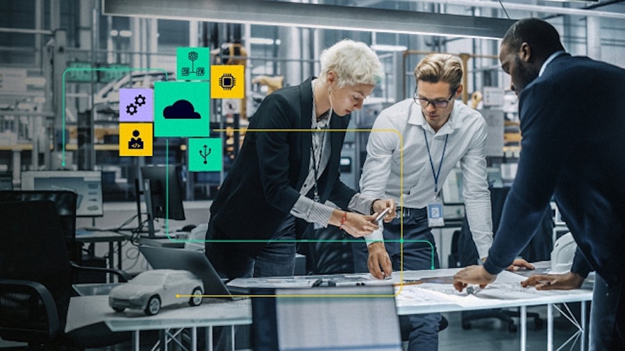 Zwei Ingenieure in der Elektronikfertigung diskutieren über die automatisierte Angebotserstellung mithilfe des BOM Connectors