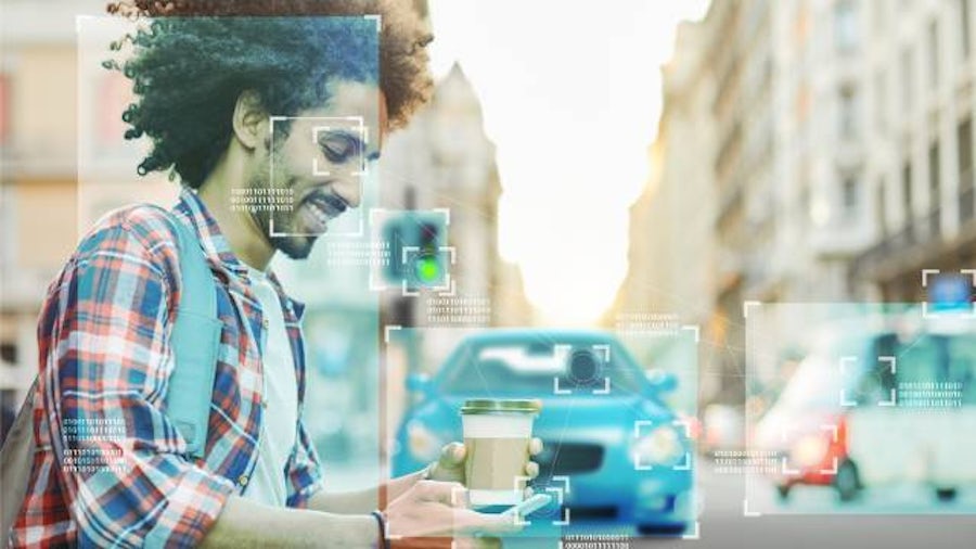 Un véhicule autonome qui s'appuie sur les informations fournies par la ville et les capteurs d'autres AV pour éviter les piétons et fournir un guidage routier plus sûr et plus efficace.