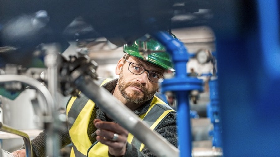 Mitarbeiter im Bereich von Schwermaschinen in einer Fabrikumgebung