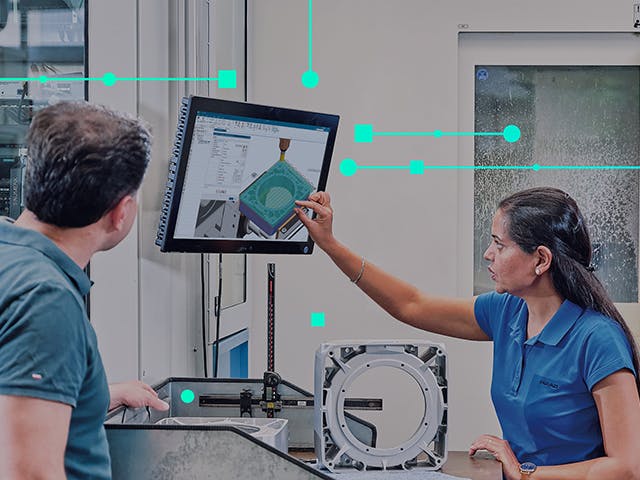 コンピューター画面でNX Manufacturingを確認している男性。