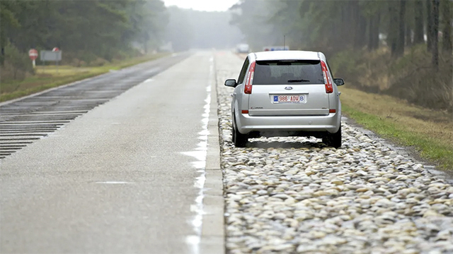 Un'auto parcheggiata sul ciglio della strada.