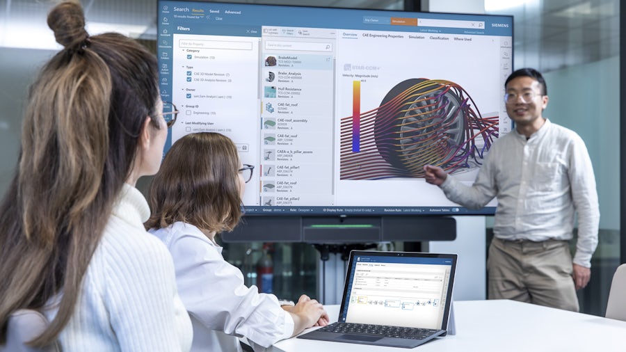 Engineer explaining the Teamcenter simulation process and data management (SPDM) solution for engineers and analysts.