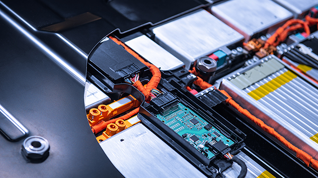 一台后面板被切掉，露出内部组件的计算机