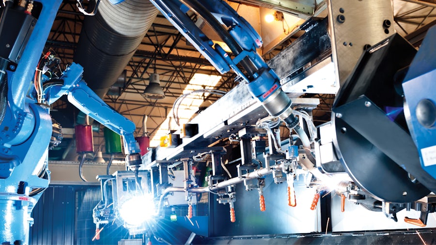 Un robot industriale per la saldatura a punti in una fabbrica.