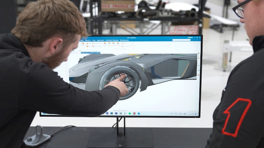 Konstrukteur bei der Bearbeitung einer integrierten Schnittstelle zwischen mechanischer und elektronischer Konstruktion, die eine 3D-Visualisierung von Automobilkomponenten zeigt.