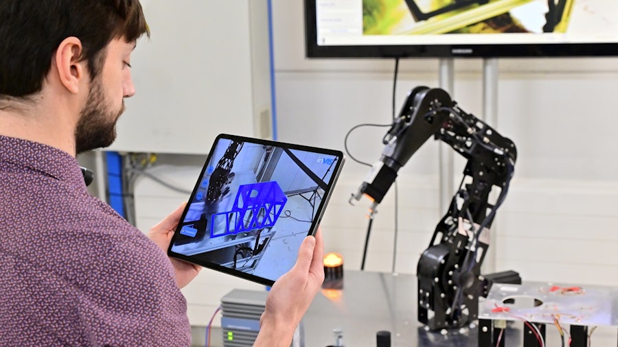 Demonstrating Simcenter Executable Digital Twin on a robot arm