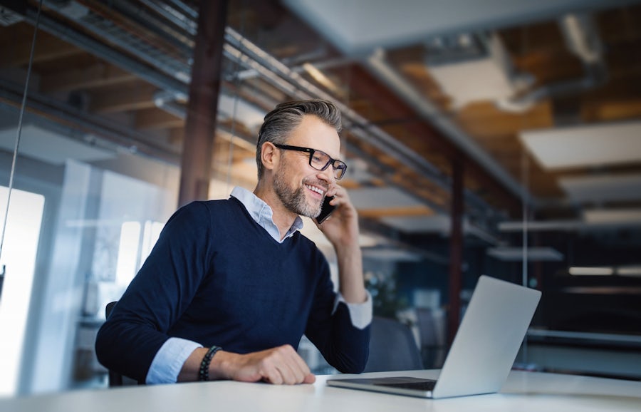 Un hombre trabaja en el renderizado de una máquina con software en la nube para la transformación digital y de ingeniería.