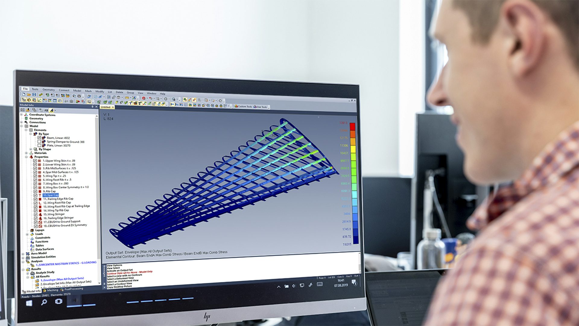 一位工程师在屏幕前操作 Simcenter Femap/Nastran。